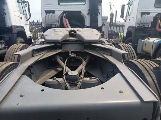 10 عجلات شاحنة الجرار HOWO رأس الشاحنة 376-420HP مع تصميم الإطارات بدون أنابيب