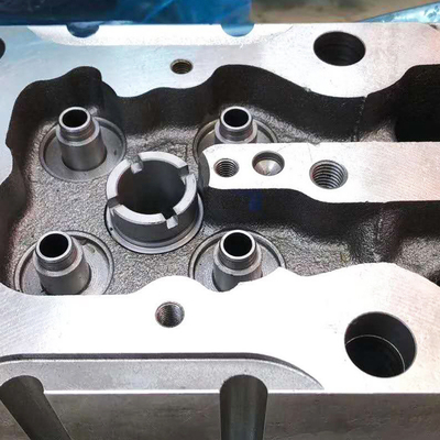 تجميع رأس أسطوانات السيارات Az1095040123 لـ Sinotruk HOWO قطع غيار شاحنات في الفضة